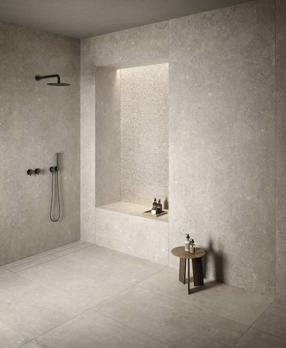 Kronos Le Reverse Dune Elegance – jasna płytka gresowa imitująca kamień w strefie prysznica bez brodzika